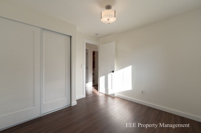 Building Photo - Cozy Redmond Rambler ready for move in NOW