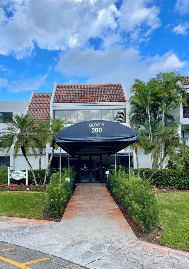 Building Photo - 200 Lakeview Dr