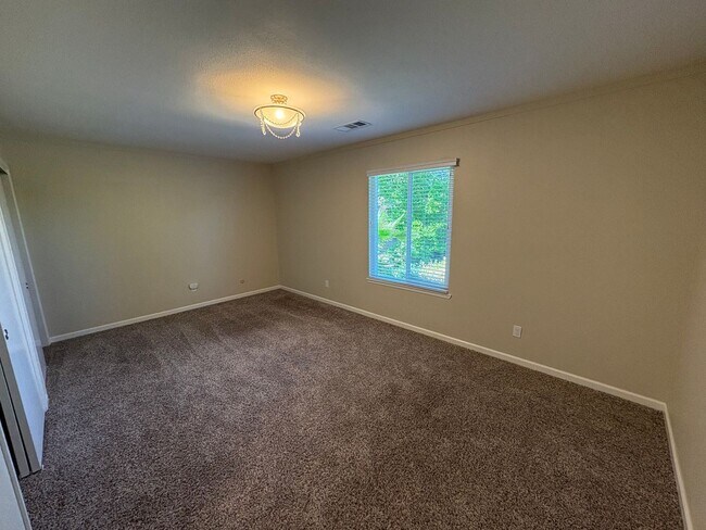 Building Photo - Beautiful Home with solar Rent Ready!