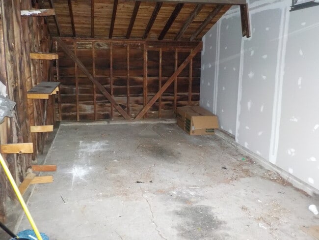 Building Photo - 3 Bedroom, 1 Bath
