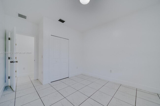 Building Photo - 14708 NE 7th Ave