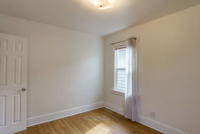 Building Photo - 2Bd/1Ba Seattle House