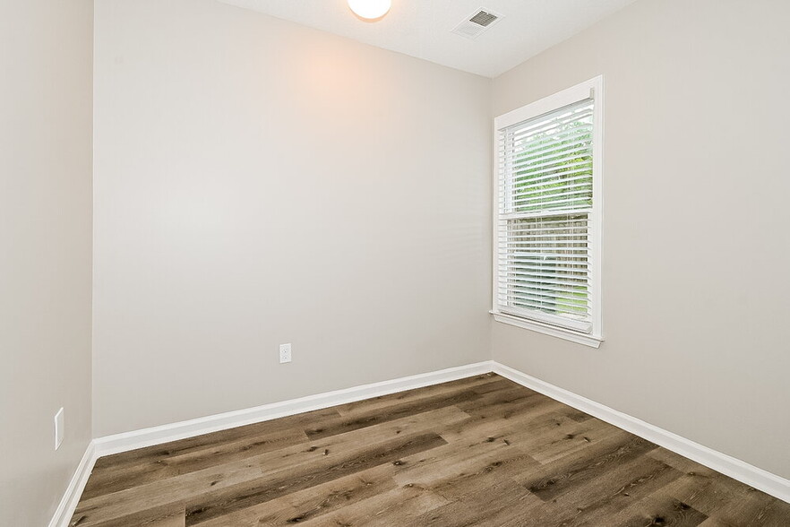 Building Photo - 8241 Meadow Vale Dr