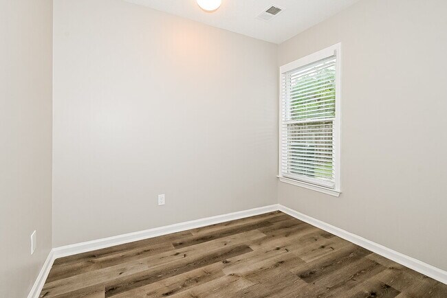 Building Photo - 8241 Meadow Vale Dr