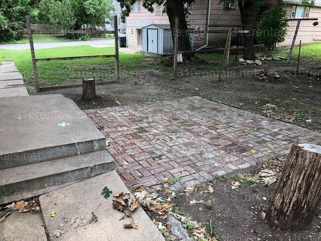 Building Photo - $875 - 2 bed 1 bath - Single Family Home