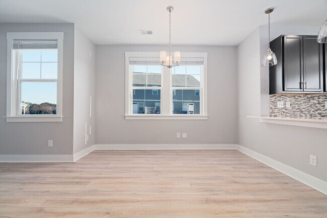 Building Photo - Peaceful Park Circle Retreat