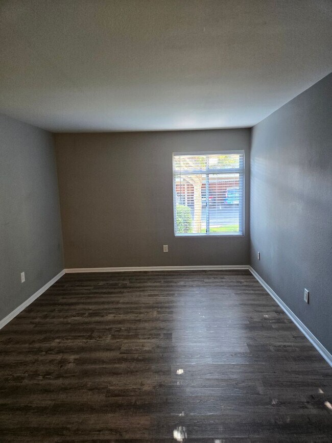 Building Photo - 2 Bedroom 1 Bathroom Condo