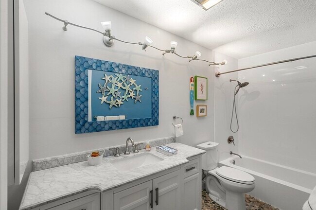 Building Photo - 7 Greenbriar Dr