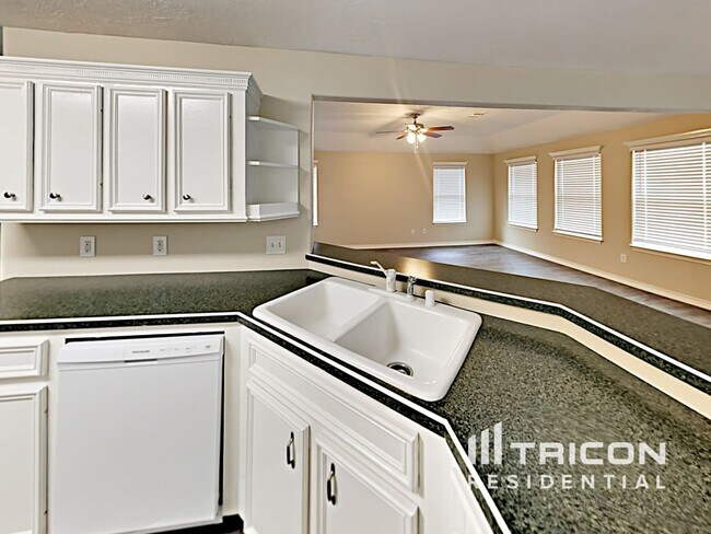 Building Photo - 729 Forest Ln Dr