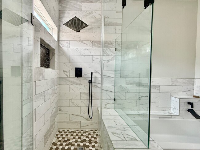 Building Photo - 608 W Drew St