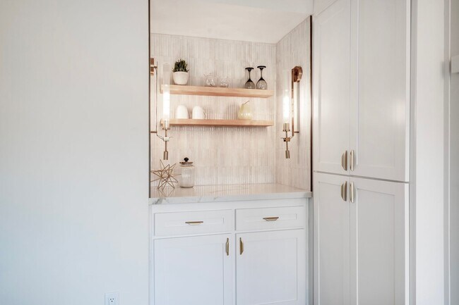 Building Photo - Executive Style Living ....