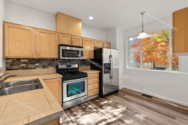 Building Photo - Charming Townhome w/ Fireplace, Balcony & ...
