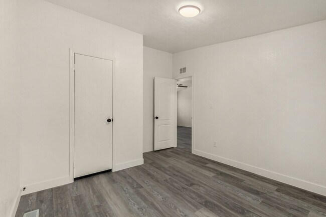Building Photo - 1.25 Acre 5 Bedroom 3 Bathroom Horse Property in Florence!