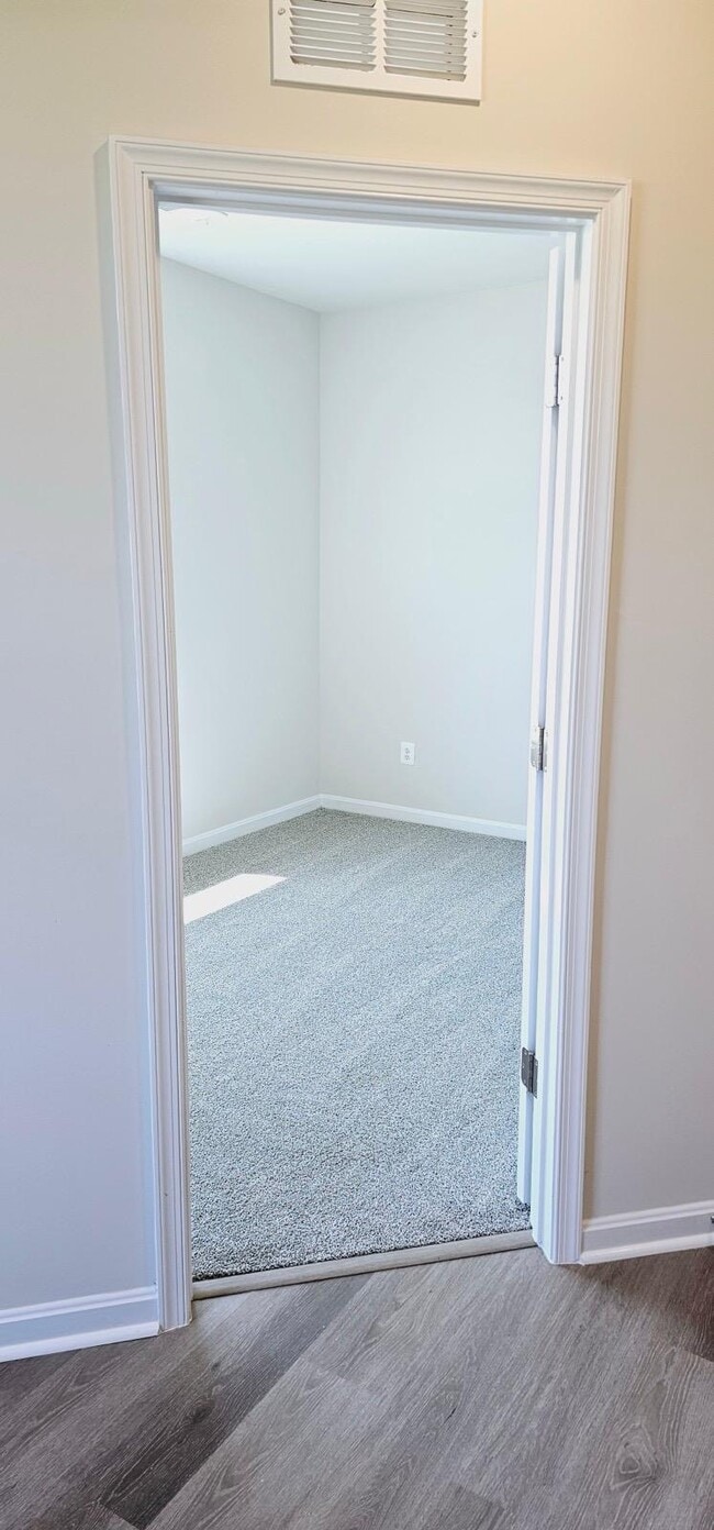 Building Photo - 2550 Hopton Ln