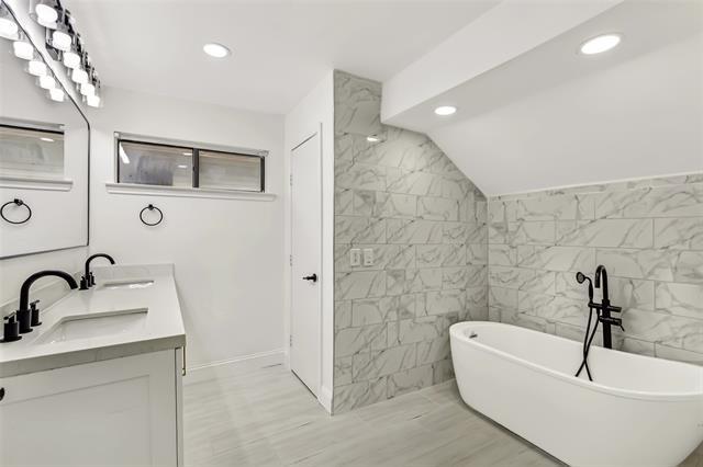 Building Photo - 783 Eiffel Dr