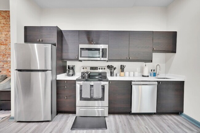 Building Photo - Furnished 2-Bedroom, 2-Bath Apartment near the Medical Campus