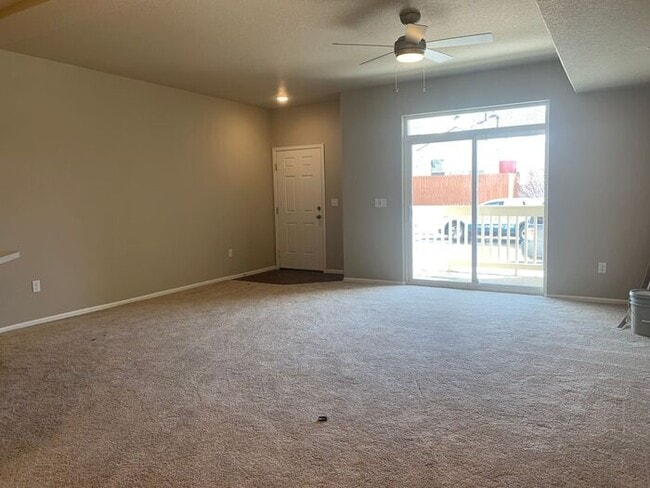Building Photo - 2 WEEKS FREE! Spacious Townhome!