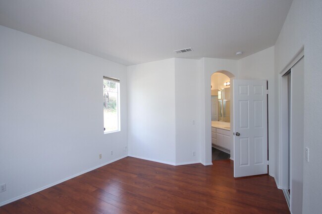 Building Photo - 1100 Rosewalk Way