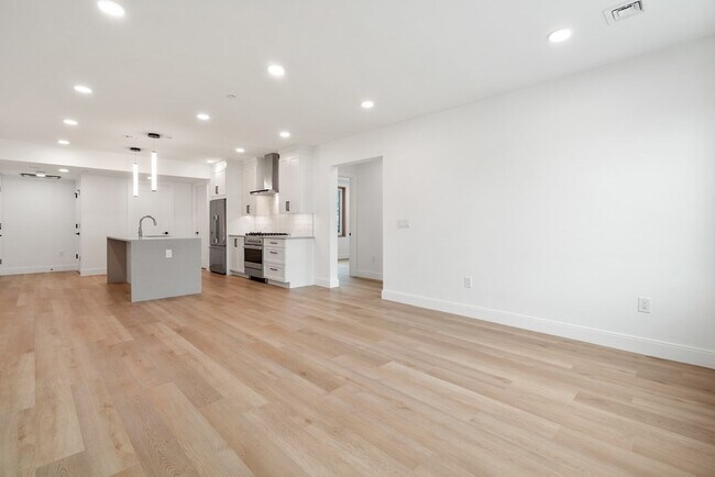 Building Photo - 3171 Washington St