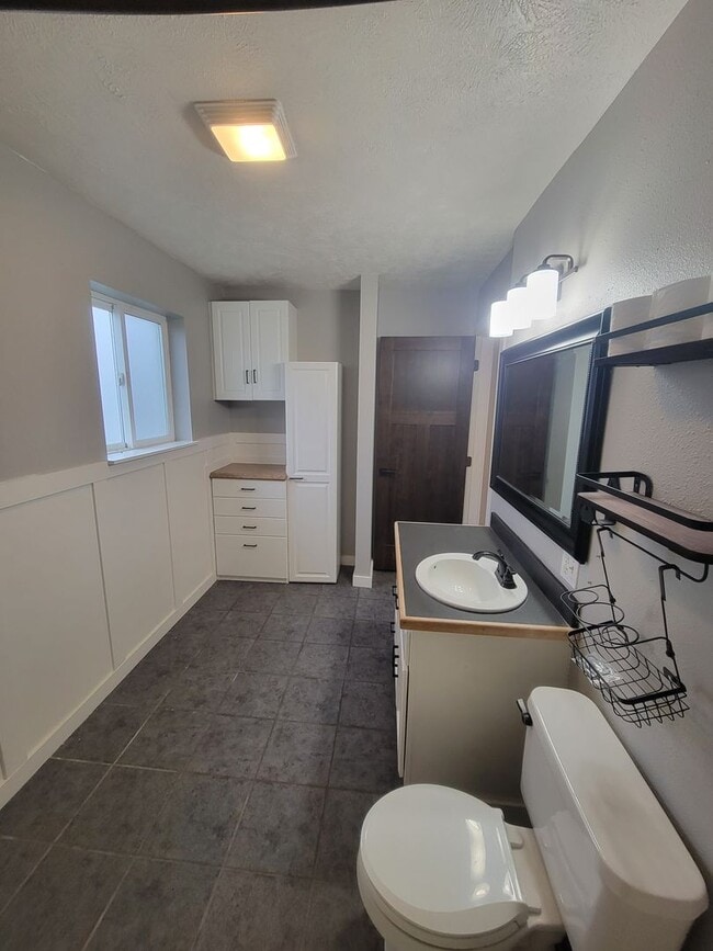 Building Photo - Exceptionally clean 3 bedroom, 1.5 bathroo...