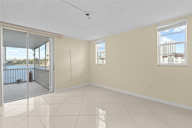 Building Photo - 2999 Point E Dr