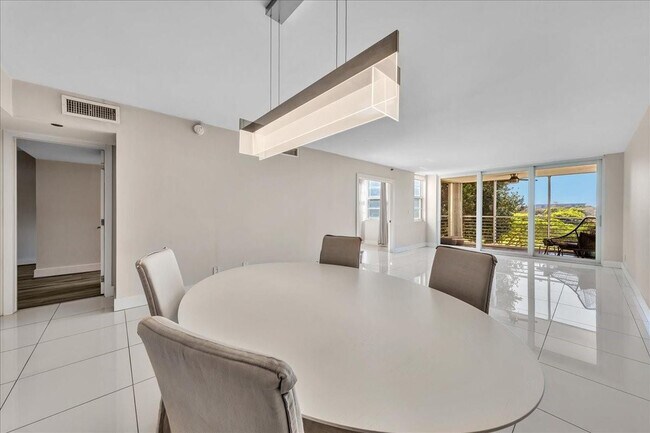 Building Photo - 3520 Oaks Way