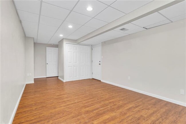 Building Photo - 305 Broadstone Dr