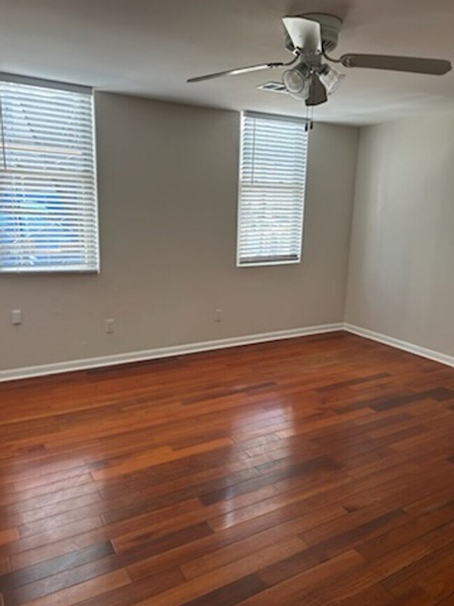 Building Photo - Large Bright  1 Bedroom Apartment