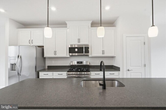 Building Photo - 211 Phoenix Dr