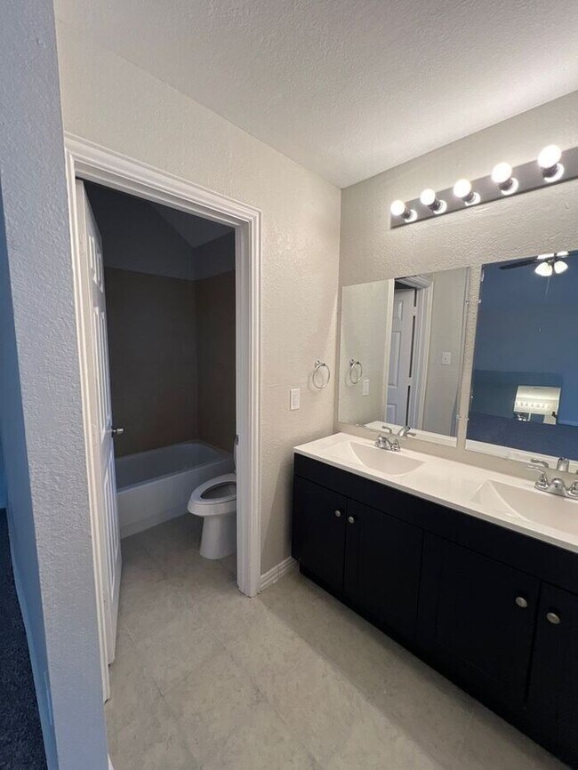 Building Photo - **Modern 3BR/2.5BA Home with Garage & Spac...