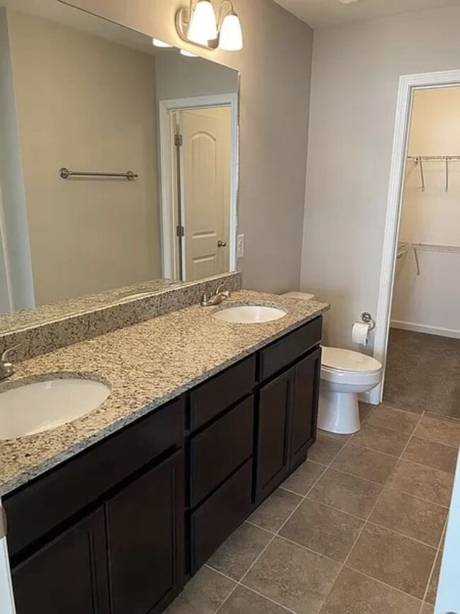 Building Photo - Spacious and well kept 2 bedroom home