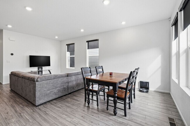 Building Photo - Modern Home in Brighton!