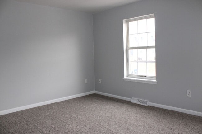 Building Photo - Townhouse