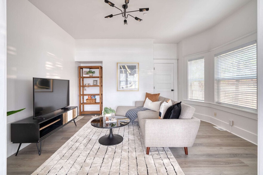 Building Photo - 317 NE Beech St