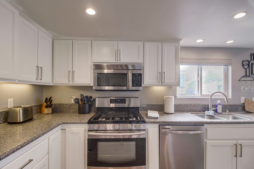 Building Photo - 735 Whiting Ct