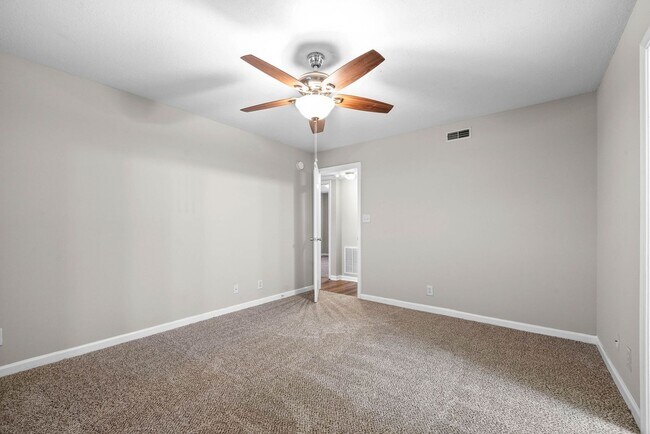 Building Photo - Northeast Dr -3884