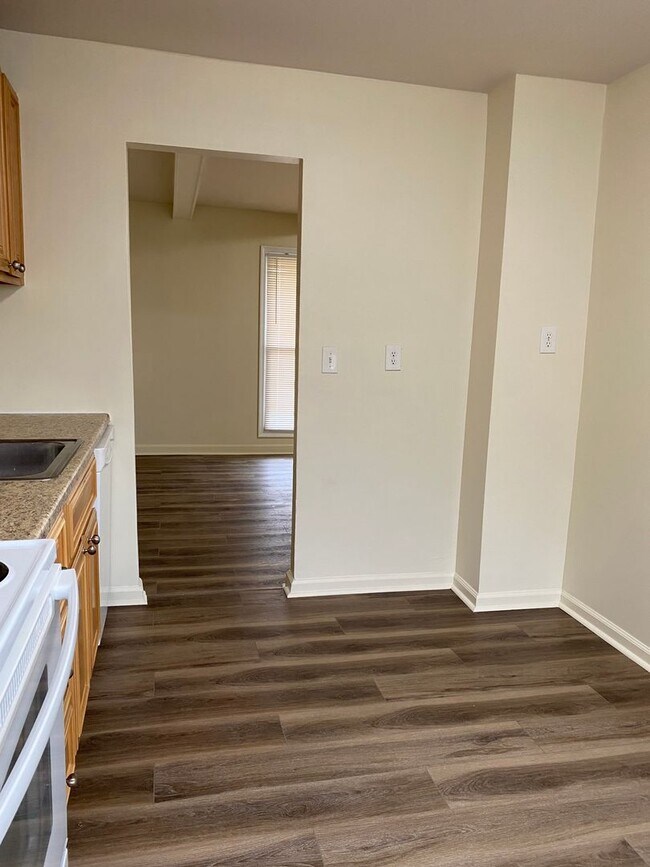 Building Photo - Spacious 3-bedroom, 1.5-bath end-unit townhome located in Edgewood