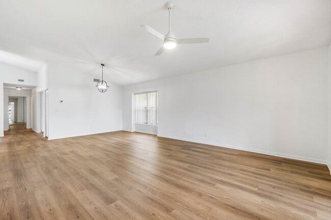 Building Photo - 4932 Boxwood Cir