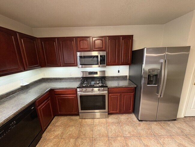 Building Photo - Convenient Location Three bedroom 2.5 baths 2 car garage