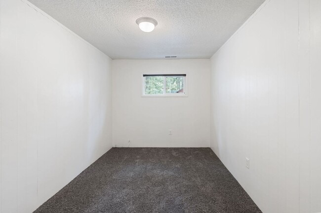 Building Photo - 3 bed 2 bath with private fenced yard