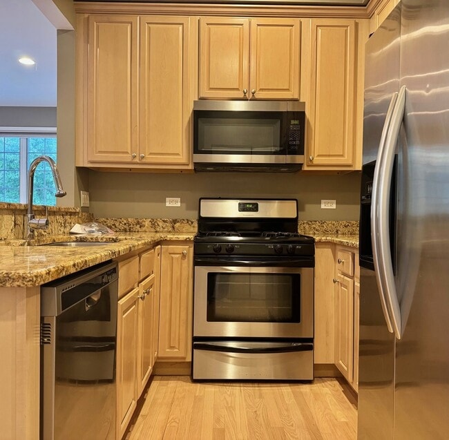 Building Photo - 1522 Stonegate Manor