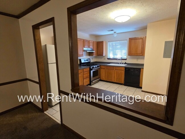 Building Photo - Amazing 2 bedroom, 1.5 bath townhome/ Great Roommate Floorplan / Great Location