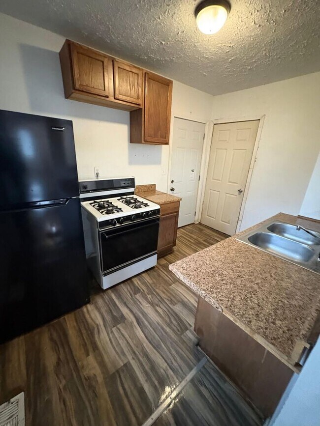 Building Photo - ** Move in Special ** 2-Bedroom, 1-Bathroom Home with Basement – $1,100/Month