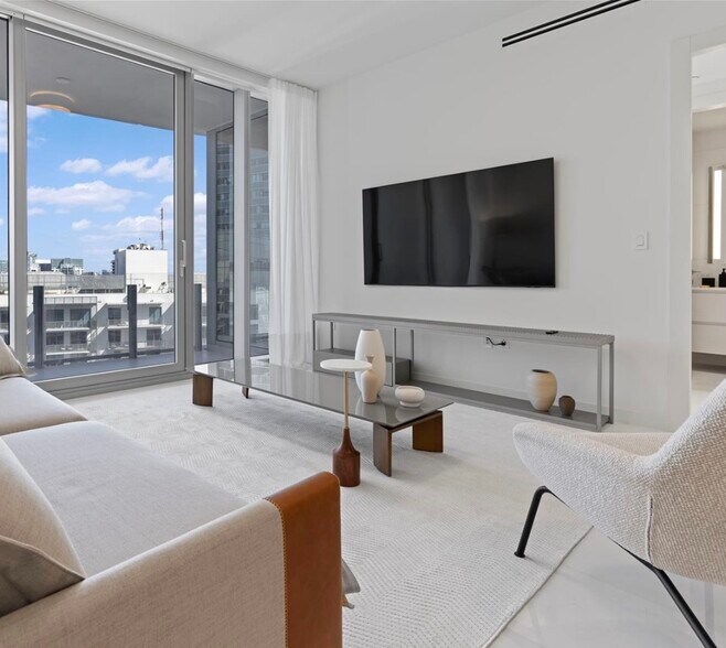 Building Photo - 300 Biscayne Boulevard Way