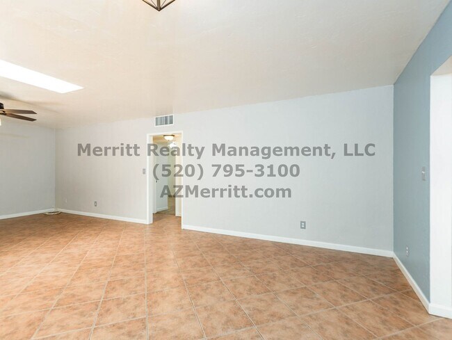Building Photo - Sam Hughes 4 bedroom, 3 bath home with was...