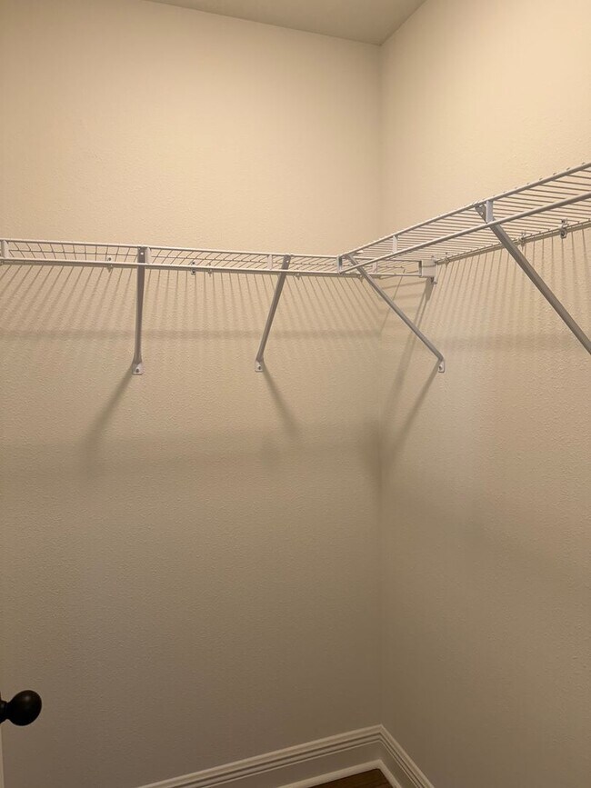 Building Photo - Beautiful 4 bedroom Home