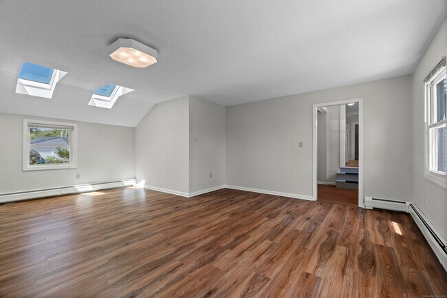 Building Photo - 671 Cornwall Ave