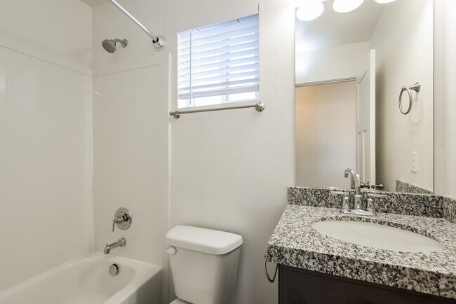 Building Photo - 4762 E Lk Cor Dr