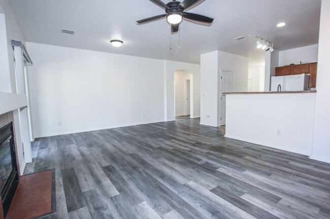 Building Photo - Three Bedroom Quailwood Home