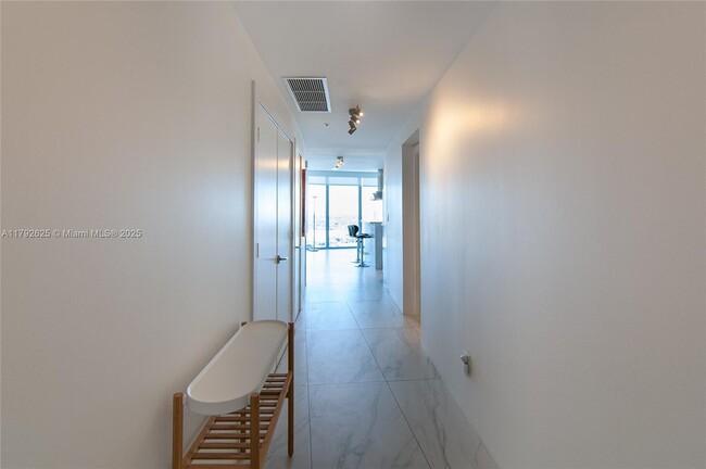Building Photo - 601 NE 36th St